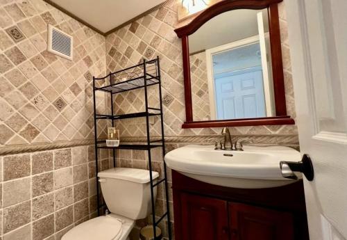 Koupelna v ubytování Nestled In The Heart Of Century Village East