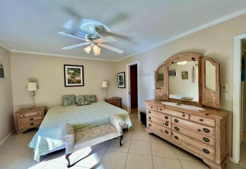 Postel nebo postele na pokoji v ubytování Nestled In The Heart Of Century Village East