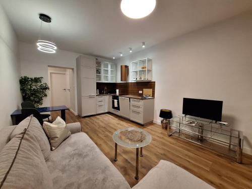 un salon avec un canapé et une table dans l'établissement Teatralna Nowoczesny Apartament Centrum Bolesławca, à Bolesławiec