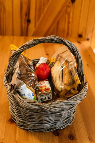 een mand gevuld met boodschappen op een tafel bij Casa das Pipas Palmela #1 in Pinhal Novo