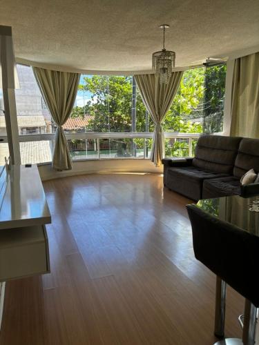 Et opholdsområde på Apto 2 quartos, AR, TV smart, WIFI, garagem, fácil acesso a PRAIA ITAPEMA