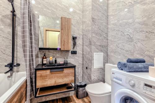 ein Badezimmer mit Waschbecken und Waschmaschine in der Unterkunft 1-комнатная квартира Кумисбекова 4, ЖК Altyn Tau in Astana