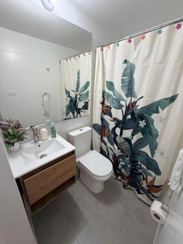 Ένα μπάνιο στο Acogedor Lindo Dpto Los Castaños, Algarrobo Norte, Piscinas Jacuzzi Gym, Wifi Home Office