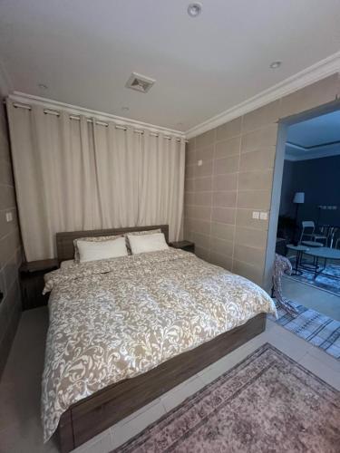 Postel nebo postele na pokoji v ubytování غرفة وصالة الجوري 1 ابواب ذكية