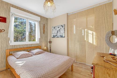 una camera con letto e doccia di Cap à Gap T2 Bas De Villa a Gap