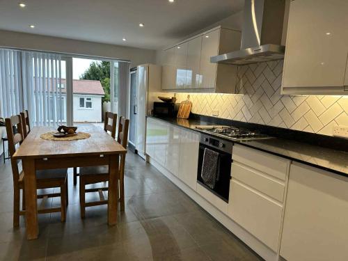 Köök või kööginurk majutusasutuses Brain Properties Limited - Contractor and Leisure Stay 4 Bedroom all ensuite house with Parking