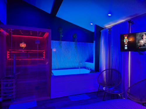 TV a/nebo společenská místnost v ubytování Spa Rooms Perpignan