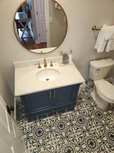 een badkamer met een wastafel, een toilet en een spiegel bij 2nd St Loft Riverview in Washington