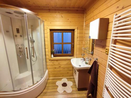 Koupelna v ubytování Luxusná drevená zrubová chata v obci Telgárt