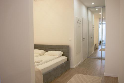 Ένα ή περισσότερα κρεβάτια σε δωμάτιο στο Fresh Apartment & Parking