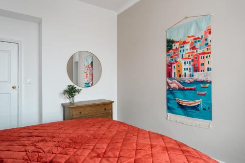 Giường trong phòng chung tại Stylish 2-Bed Apartment by Torquay Harbour