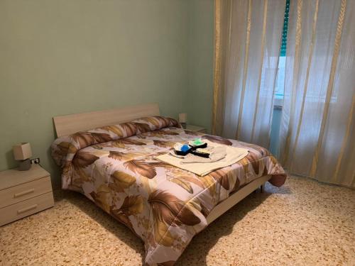 ein Schlafzimmer mit einem Bett und einem Tisch darauf in der Unterkunft Appartamento nel centro di Cassino in Cassino