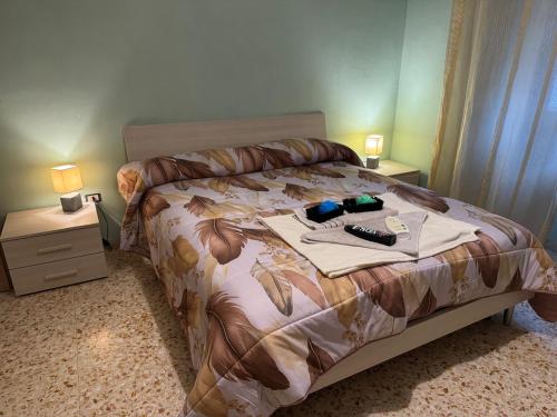 ein Schlafzimmer mit einem Bett mit zwei Nachttischen und zwei Lampen in der Unterkunft Appartamento nel centro di Cassino in Cassino