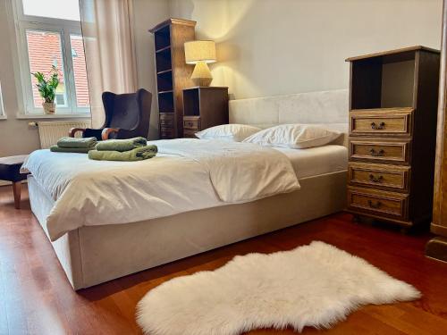 Schlafzimmer mit einer Kommode und einem Teppich in der Unterkunft Kawka i herbatka in Zielona Góra