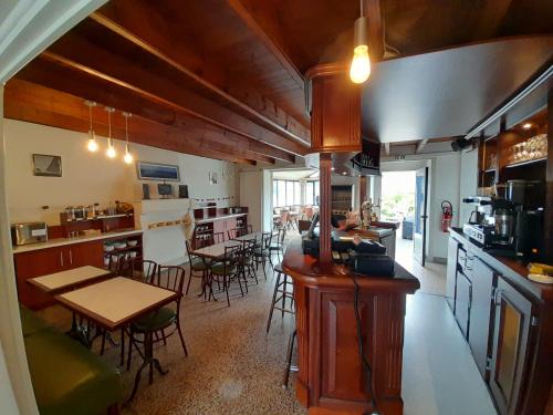 een keuken en eetkamer met tafels en stoelen bij Studios - Location de vacances Le Trécelin in Plévenon