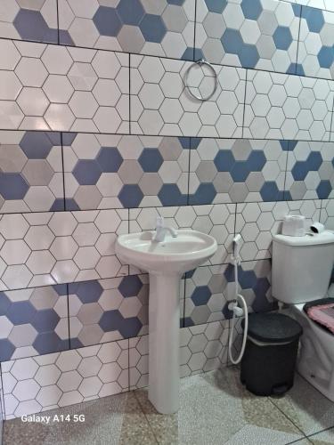 a bathroom with a sink and a toilet at Point da ilha in Belém