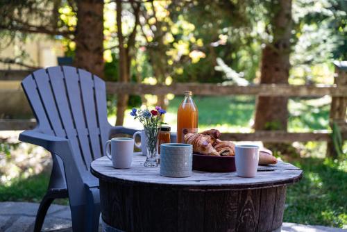 Una mesa con una bandeja de comida y bebidas encima. en Maison avec 2 chambres dans un village préservé, en Le Monêtier-les-Bains