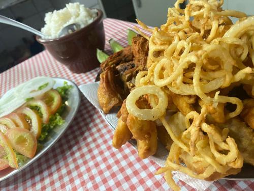 Jídlo v hotelu nebo okolí