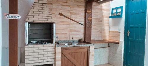 eine kleine Küche mit Spüle und Fenster in der Unterkunft Linda Casa Com Vista Para a Praia! in São Pedro da Aldeia