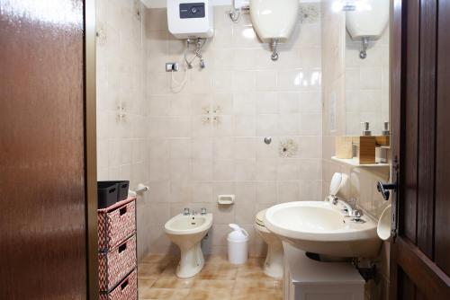 een badkamer met een wastafel en een toilet bij Mira Holiday Apartment - Chia CIN IT11101CR in Chia