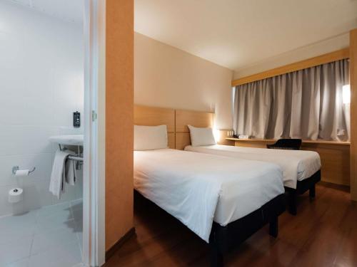 Postel nebo postele na pokoji v ubytování ibis Porto Alegre Moinhos de Vento