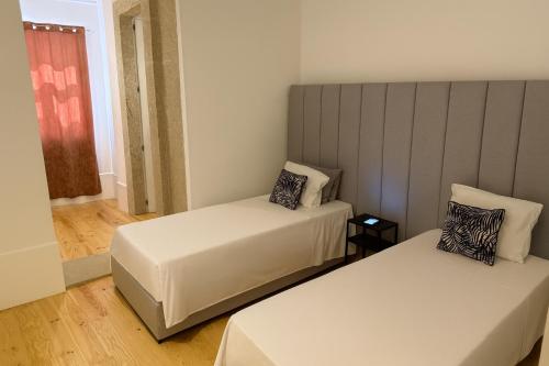 Giường trong phòng chung tại Apartments City Center- Market Bolhão