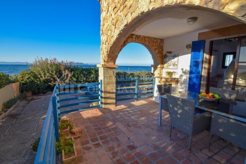 ein Haus mit Balkon mit Blick auf das Meer in der Unterkunft Punta Llarga in Colònia de Sant Pere
