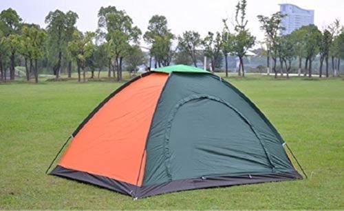 une tente verte et orange assise dans un champ dans l'établissement Trail4WD Adventure Camp Malshej Hills, à Malshej Ghat