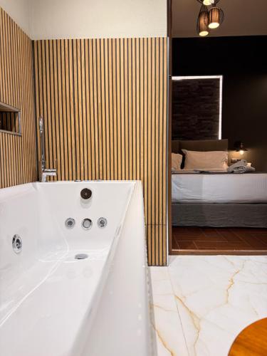 Postel nebo postele na pokoji v ubytování Filippos by GM Luxury Suites Kalavryta