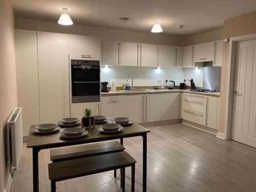 Kuchyň nebo kuchyňský kout v ubytování 2 Bed Apartment Free Parking Close to Gatwick