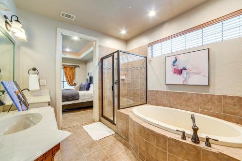 een badkamer met een bad en een wastafel en een slaapkamer bij Sapphire House in Sunnyvale