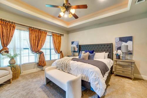 een slaapkamer met een bed en een plafondventilator bij Sapphire House in Sunnyvale