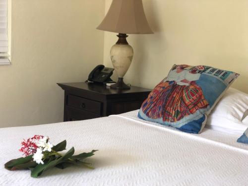 Un pat sau paturi într-o cameră la The Comanche A Club Inn of Christianted St Croix