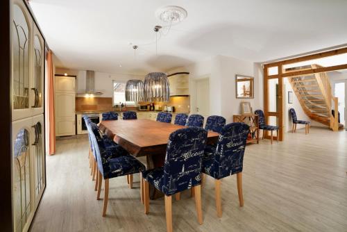 a kitchen and dining room with a wooden table and chairs at Geräumige Ferienvilla Jenny Am Strand Mit Pool in Klütz