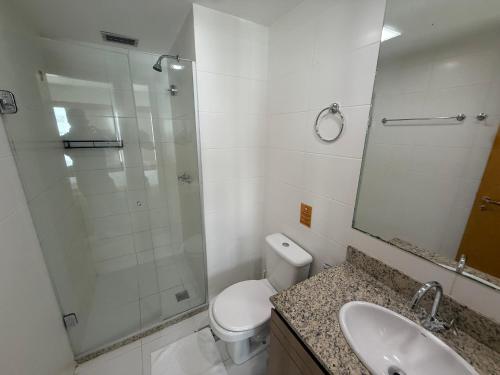 ein Badezimmer mit Dusche, Toilette und Waschbecken in der Unterkunft Saint Moritz Hotel - ALM hospedagens - Flat Particular 2 in Brasilia