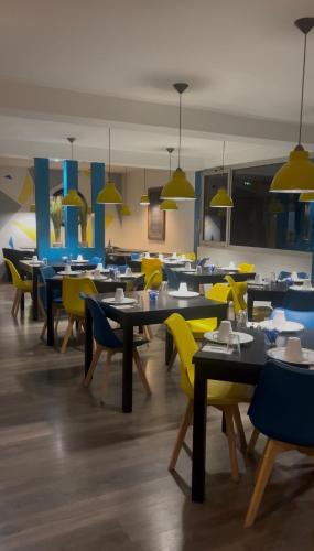 Fasthotel Dunkerque tesisinde bir restoran veya yemek mekanı