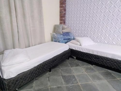 Ein Bett oder Betten in einem Zimmer der Unterkunft Loft em rua de comércio em condomínio