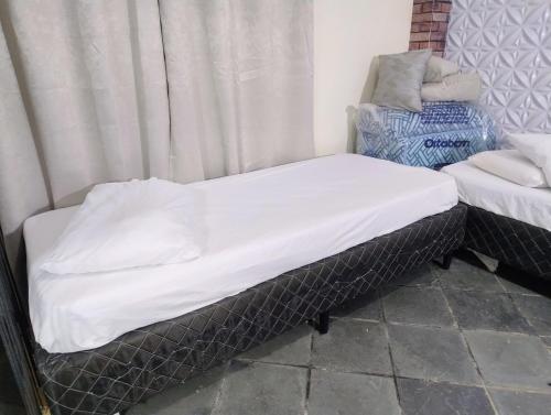 Ein Bett oder Betten in einem Zimmer der Unterkunft Loft em rua de comércio em condomínio