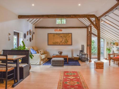 ein Wohnzimmer mit Sofa und Tisch in der Unterkunft The Parlour in Hadlow Down