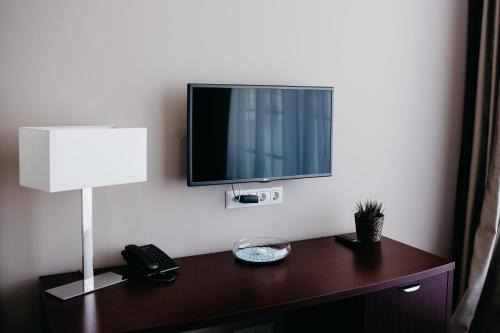 TV i/ili multimedijalni sistem u objektu Cruise Hotel