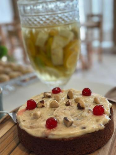 ein Schokoladenkuchen mit Kirschen und ein Glas Wein in der Unterkunft Oasis do Mar Hotel - A melhor vista de Itapema in Itapema