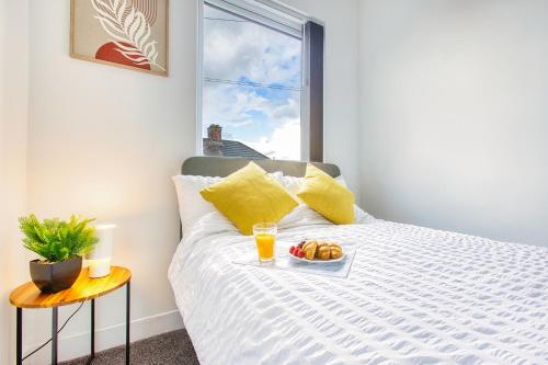 Postel nebo postele na pokoji v ubytování Modern 3-Bed Home Sleeps 6 with Parking & Fast WiFi Perfect for Contractors & Long Stays