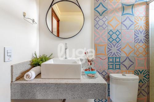 ein Badezimmer mit Waschbecken und Spiegel in der Unterkunft Vieira Eco Pousada #2 in Orleans