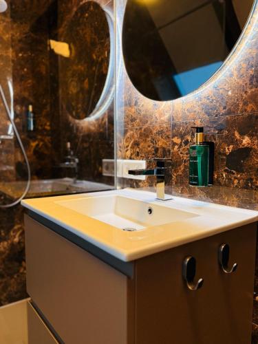 a bathroom with a sink and a mirror at De Oranjestad - In de winkelstraat in Breda