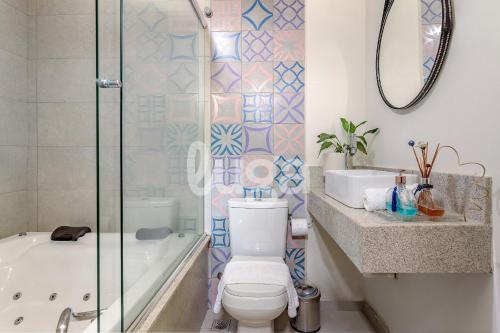 a bathroom with a toilet and a tub and a sink at Vieira Eco Inn – Master Suite Vanderleia in Orleans