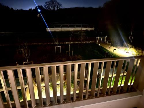 Aussicht von einem Balkon in der Nacht in der Unterkunft Réf A Chambre à 6 min de Disneyland Paris in Chessy