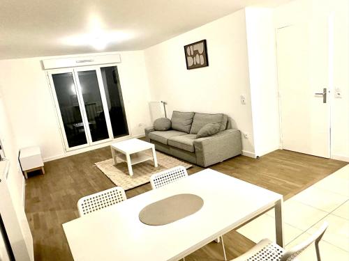 Réf A Chambre à 6 min de Disneyland Paris dans un grand appartement partagé