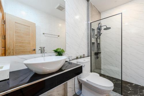 une salle de bain avec un lavabo blanc et des toilettes dans l'établissement Krabi Vale Luxury Private Pool Villa, Ao Nang, à Ao Nang 