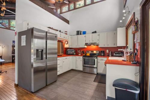 une grande cuisine avec un réfrigérateur en acier inoxydable dans l'établissement Spacious 4 Bedroom with AC Dog Friendly, à Wellfleet