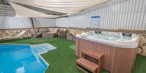 Fotografie z fotogalerie ubytování נווה שחר- צימר משפחתי מקסים עם ג'קוזי פרטי ובריכה ליד הכנרת v destinaci Poriyya